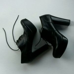 NINE WEST platform lace up leather ankle boot